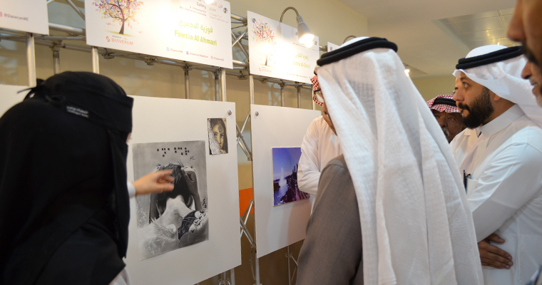 art of life gallery diaverum group watching art pieces